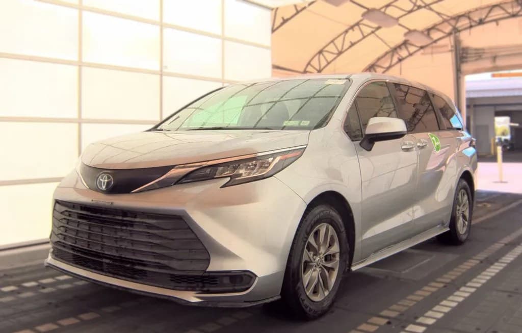 2022 TOYOTA SIENNA LE 8-PASSENGER 120.5" WB