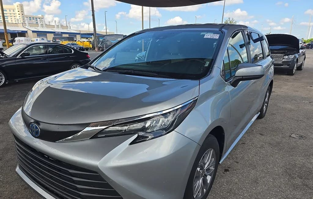 2025 TOYOTA SIENNA LE 8-PASSENGER 120.5" WB