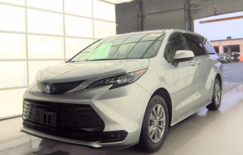 2025 TOYOTA SIENNA LE 8-PASSENGER 120.5" WB