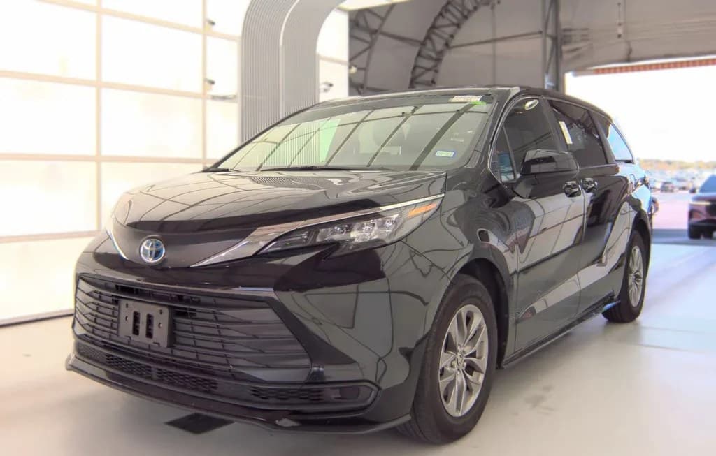 2025 TOYOTA SIENNA LE 8-PASSENGER 120.5" WB