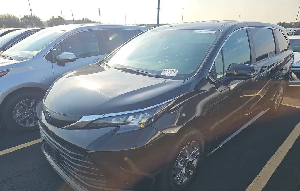 2025 TOYOTA SIENNA LE 8-PASSENGER 120.5" WB