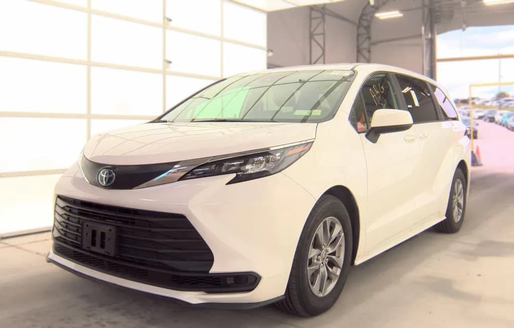2025 TOYOTA SIENNA LE 8-PASSENGER 120.5" WB