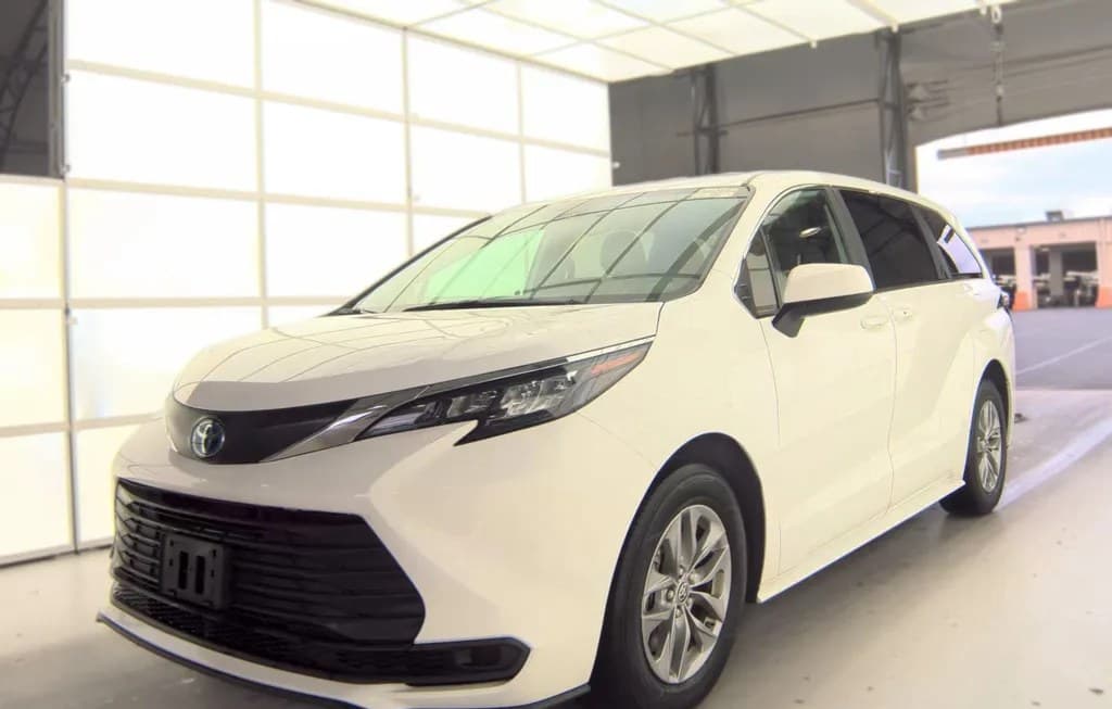 2025 TOYOTA SIENNA LE 8-PASSENGER 120.5" WB