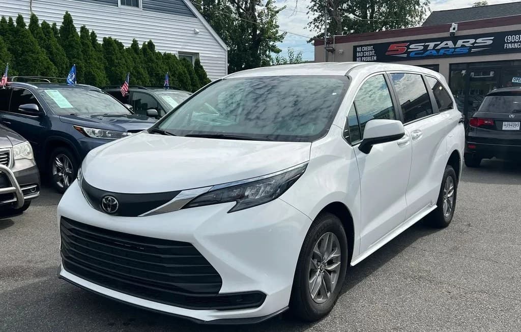 2026 TOYOTA SIENNA LE 8-PASSENGER 120.5" WB