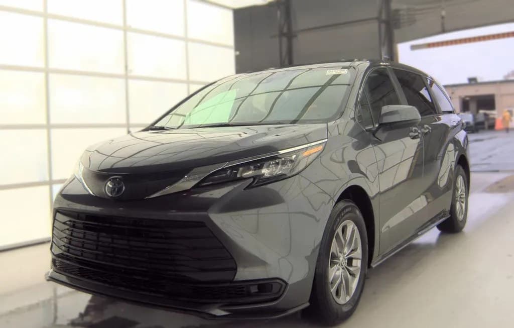 2025 TOYOTA SIENNA LE 8-PASSENGER 120.5" WB