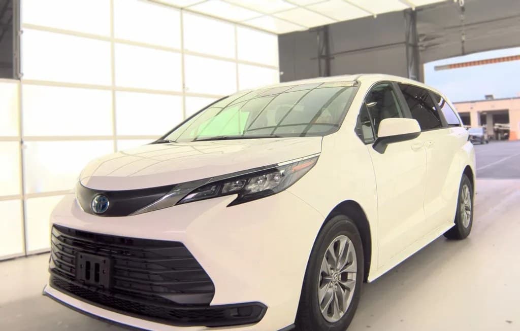 2025 TOYOTA SIENNA LE 8-PASSENGER 120.5" WB