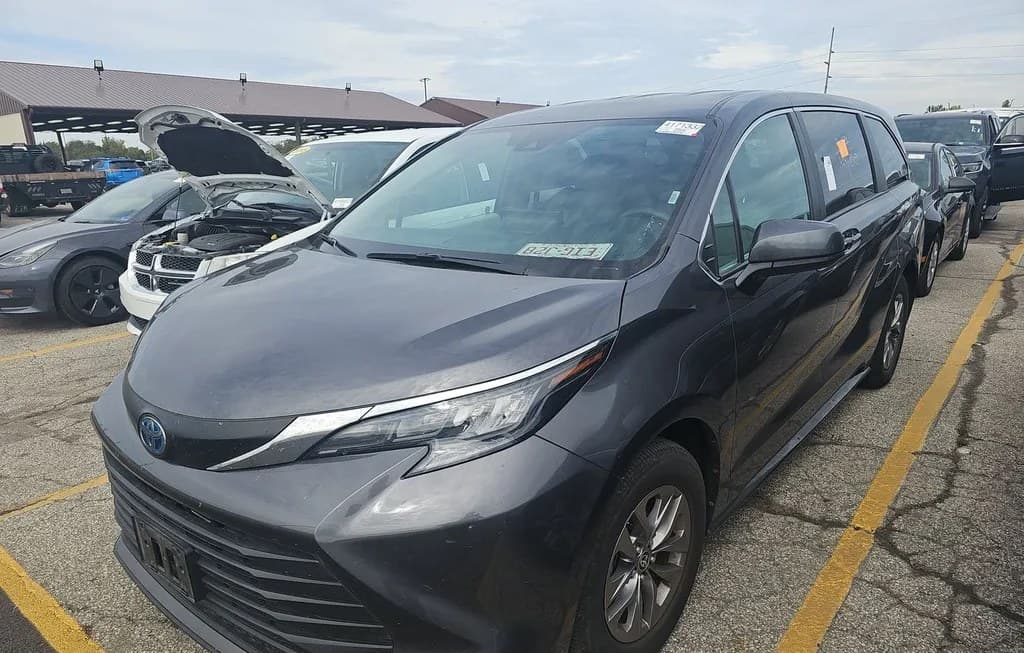 2025 TOYOTA SIENNA LE 8-PASSENGER 120.5" WB