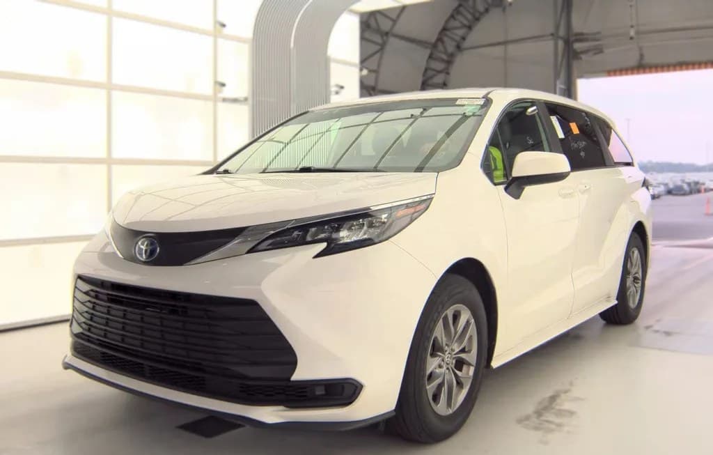 2025 TOYOTA SIENNA LE 8-PASSENGER 120.5" WB