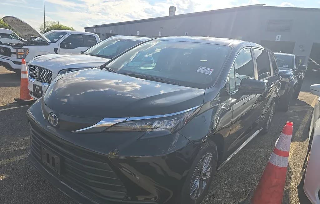 2025 TOYOTA SIENNA LE 8-PASSENGER 120.5" WB