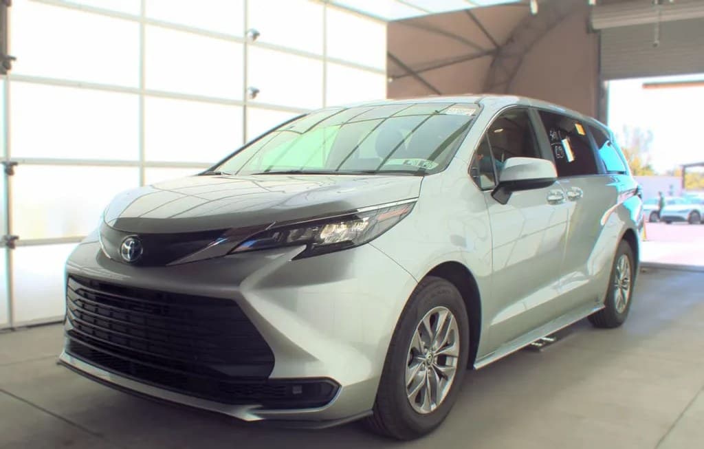 2025 TOYOTA SIENNA LE 8-PASSENGER 120.5" WB