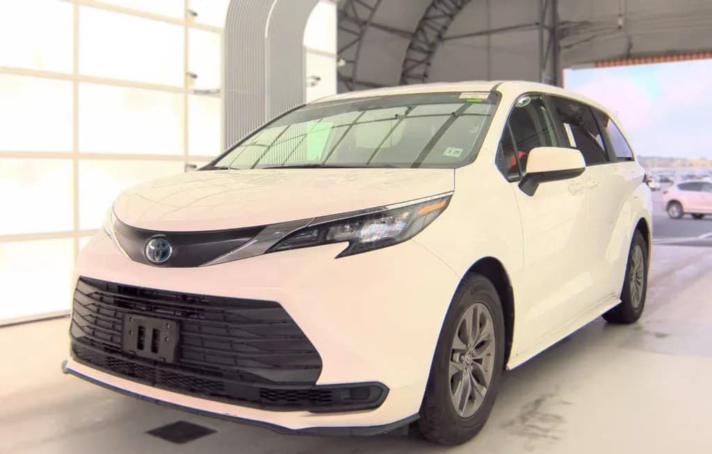 2024 TOYOTA SIENNA LE 8-PASSENGER 120.5" WB