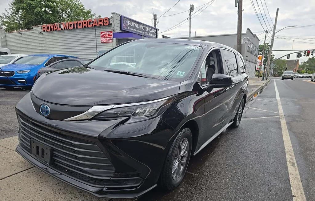2024 TOYOTA SIENNA LE 8-PASSENGER 120.5" WB
