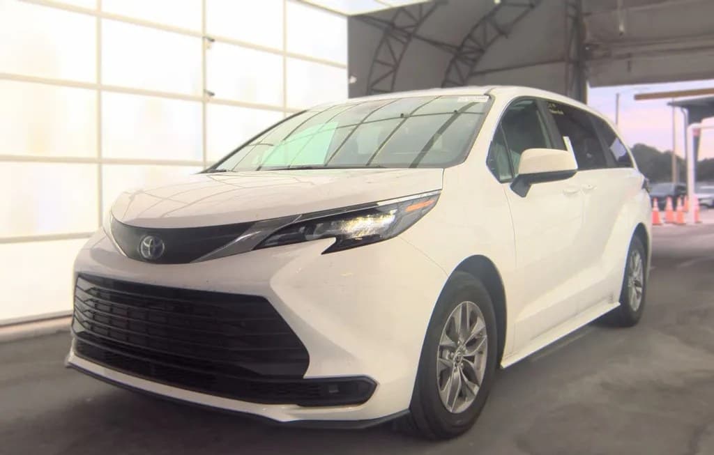 2025 TOYOTA SIENNA LE 8-PASSENGER 120.5" WB