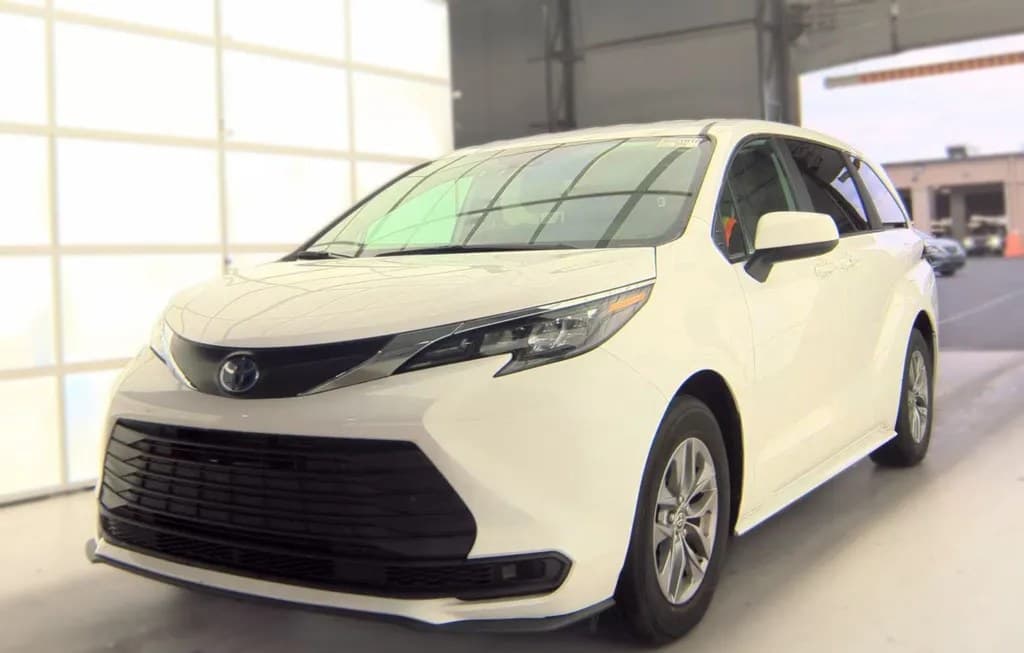 2025 TOYOTA SIENNA LE 8-PASSENGER 120.5" WB