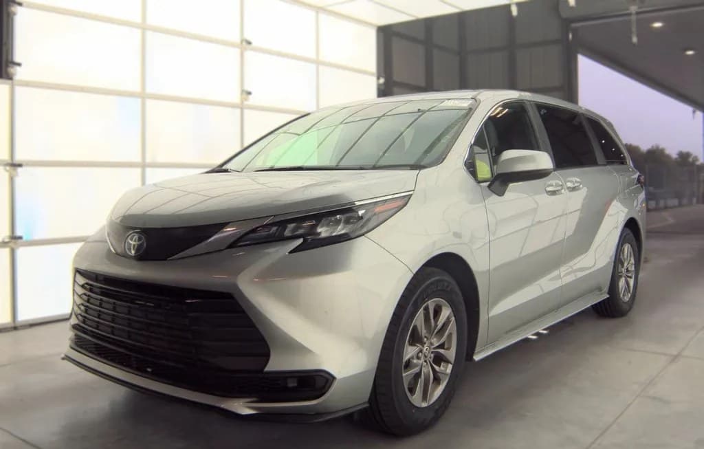 2025 TOYOTA SIENNA LE 8-PASSENGER 120.5" WB