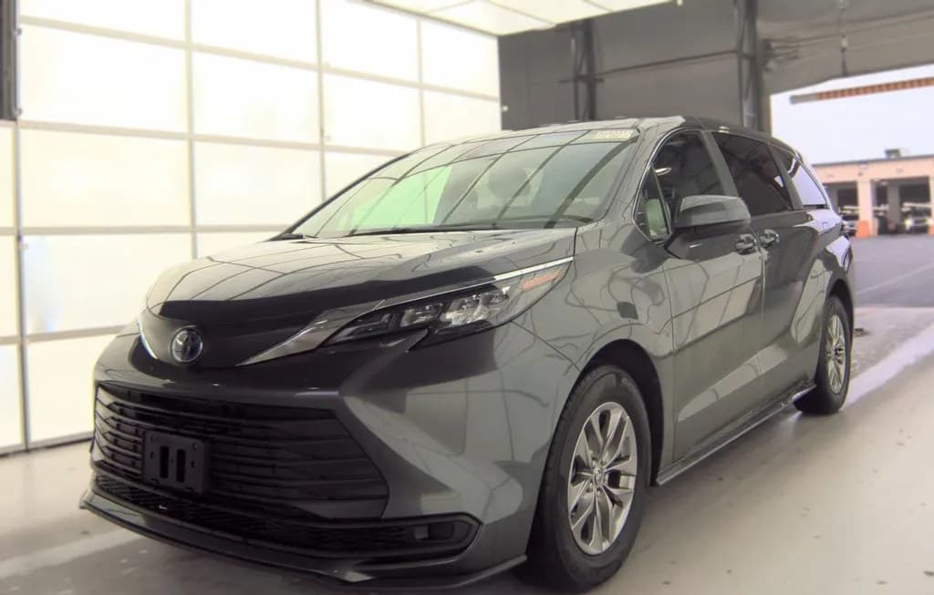 2025 TOYOTA SIENNA LE 8-PASSENGER 120.5" WB