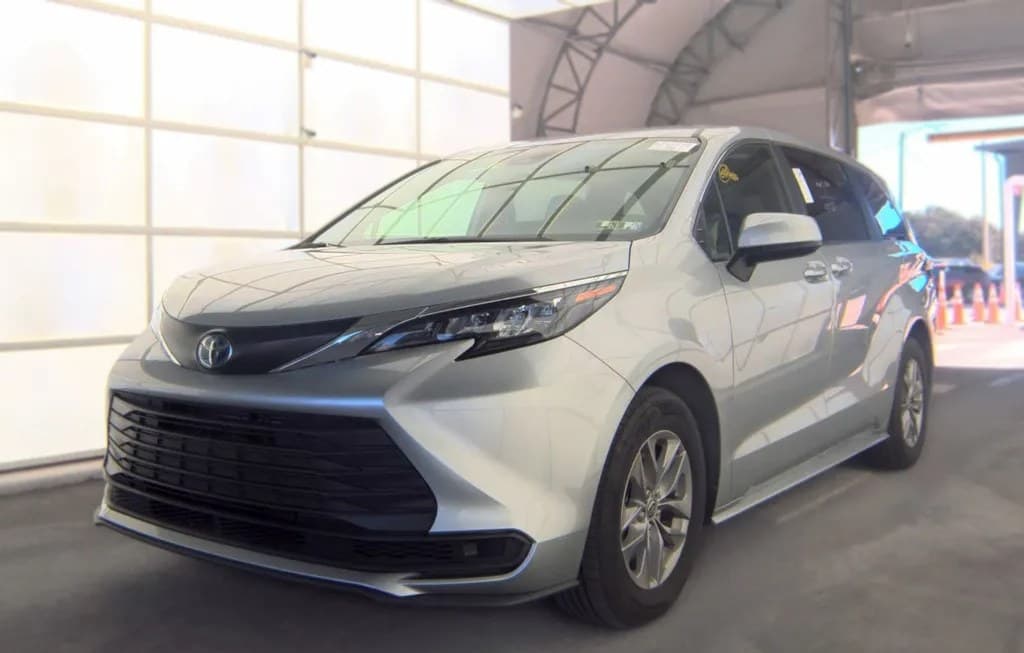 2025 TOYOTA SIENNA LE 8-PASSENGER 120.5" WB