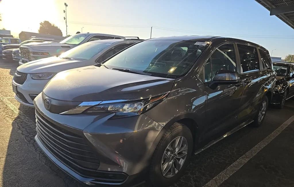 2025 TOYOTA SIENNA LE 8-PASSENGER 120.5" WB