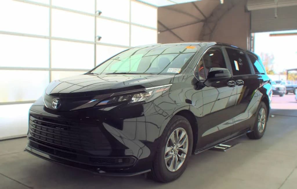 2025 TOYOTA SIENNA LE 8-PASSENGER 120.5" WB