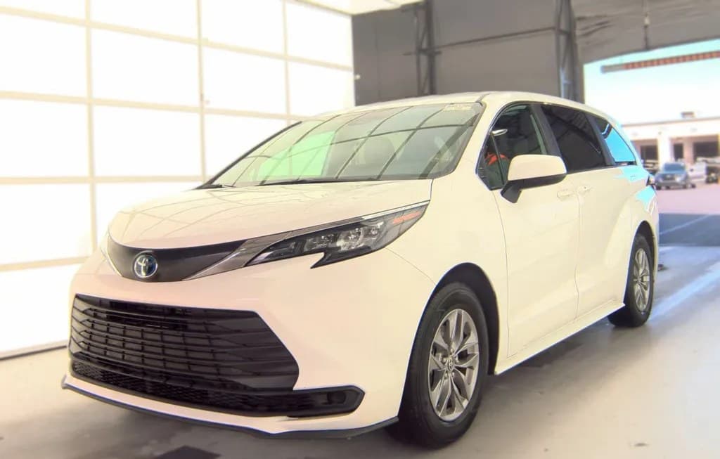 2025 TOYOTA SIENNA LE 8-PASSENGER 120.5" WB