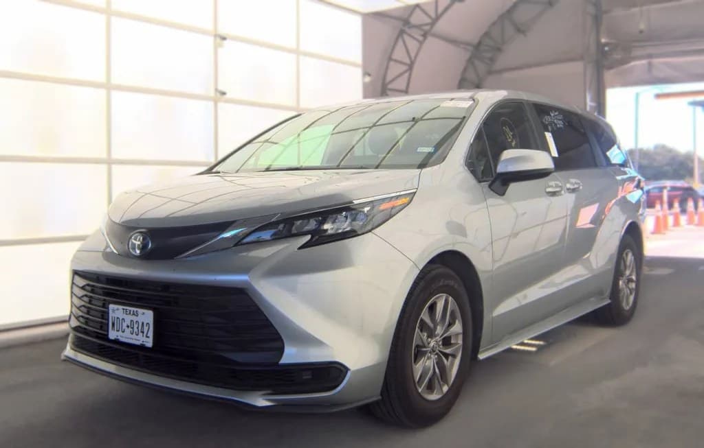 2025 TOYOTA SIENNA LE 8-PASSENGER 120.5" WB