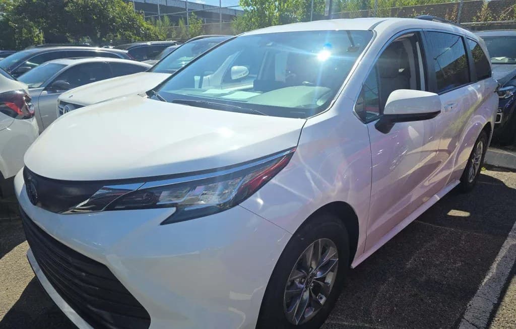 2023 TOYOTA SIENNA LE 8-PASSENGER 120.5" WB