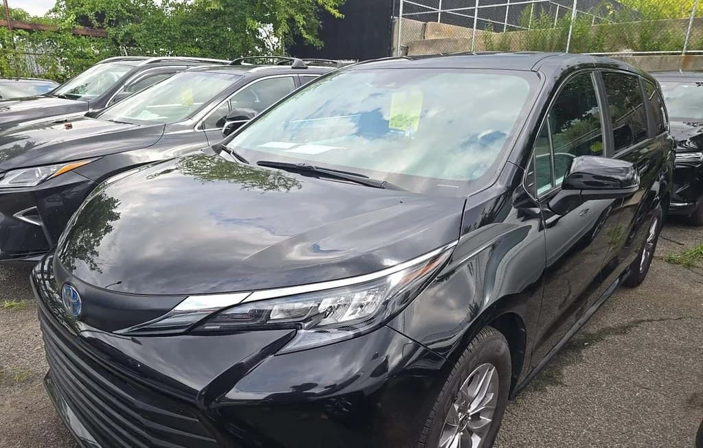 2025 TOYOTA SIENNA LE 8-PASSENGER 120.5" WB