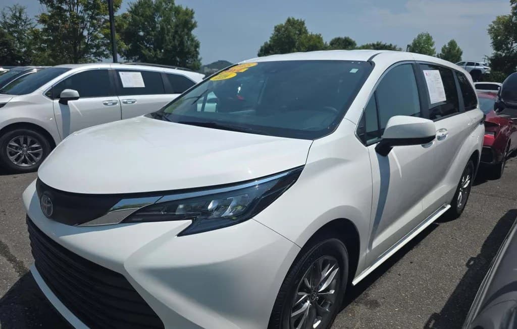 2025 TOYOTA SIENNA LE 8-PASSENGER 120.5" WB