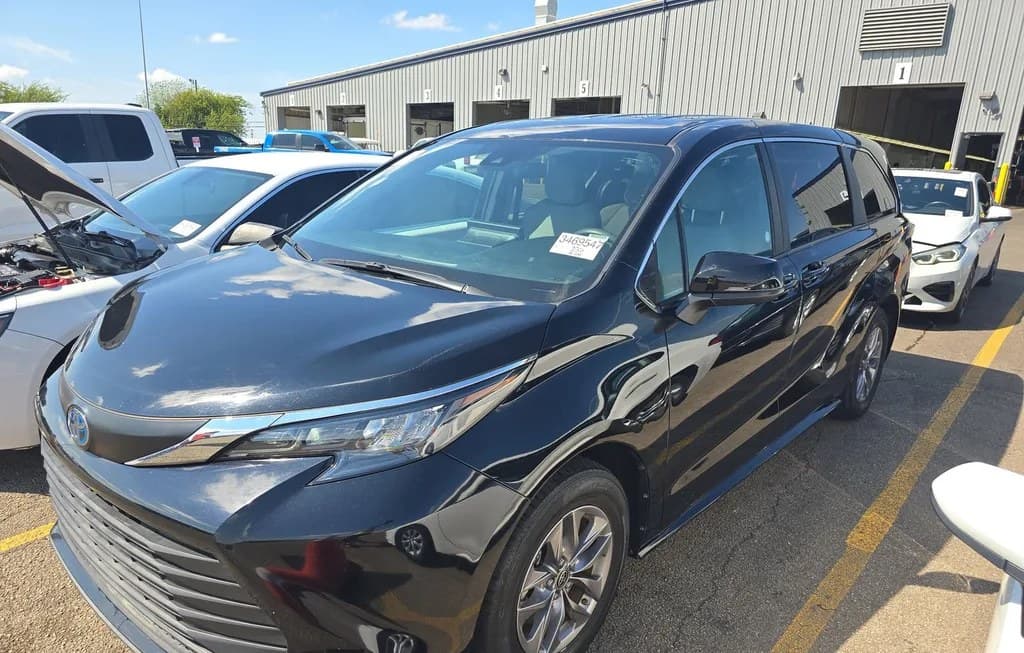 2025 TOYOTA SIENNA LE 8-PASSENGER 120.5" WB