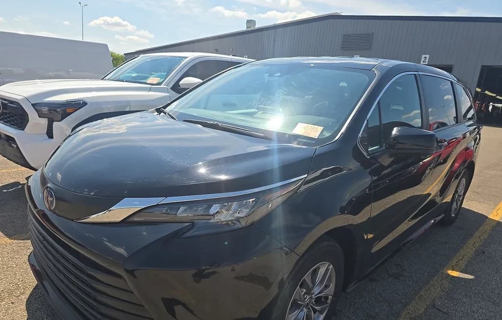 2025 TOYOTA SIENNA LE 8-PASSENGER 120.5" WB