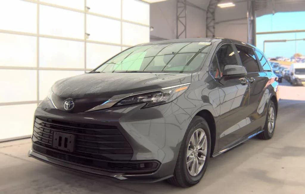 2025 TOYOTA SIENNA LE 8-PASSENGER 120.5" WB