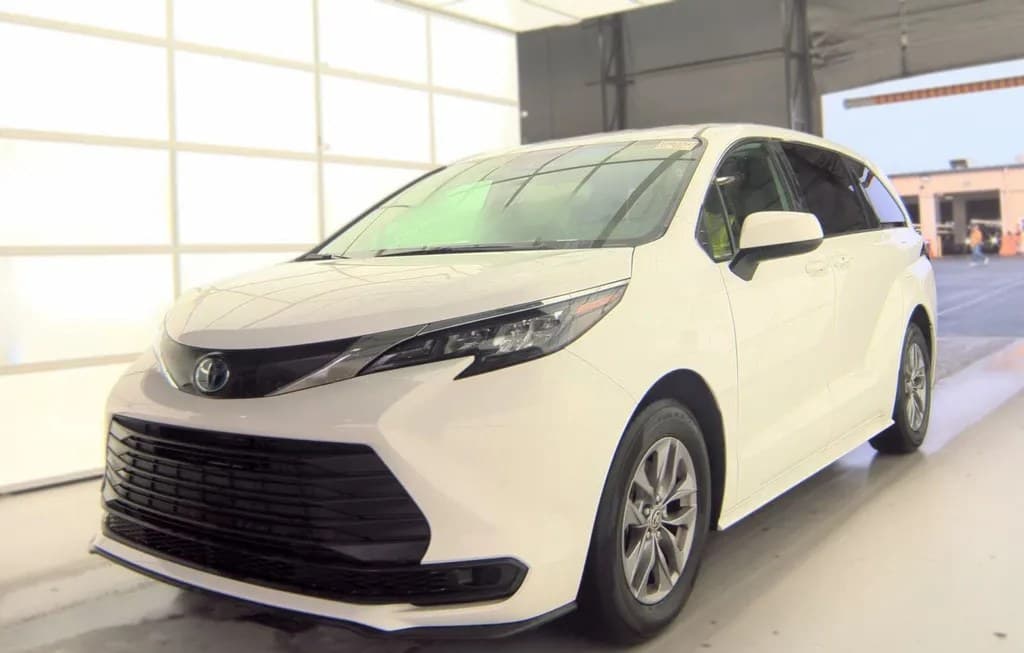 2025 TOYOTA SIENNA LE 8-PASSENGER 120.5" WB