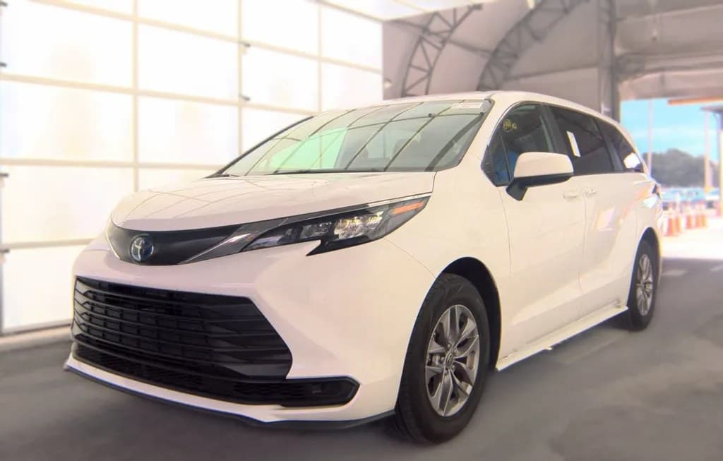 2025 TOYOTA SIENNA LE 8-PASSENGER 120.5" WB