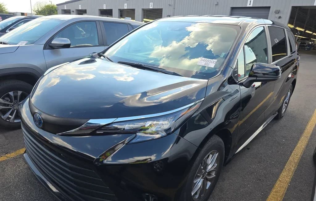 2025 TOYOTA SIENNA LE 8-PASSENGER 120.5" WB