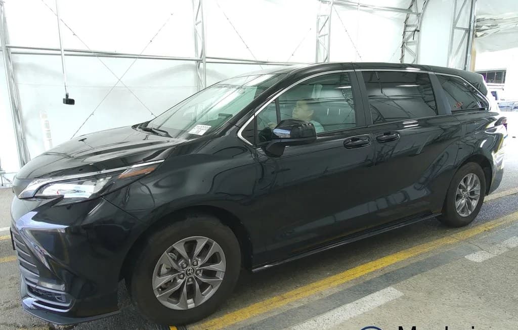 2025 TOYOTA SIENNA LE 8-PASSENGER 120.5" WB