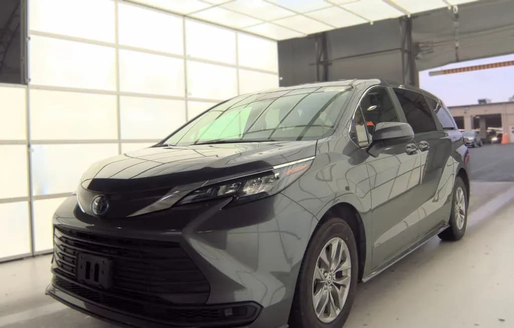 2025 TOYOTA SIENNA LE 8-PASSENGER 120.5" WB