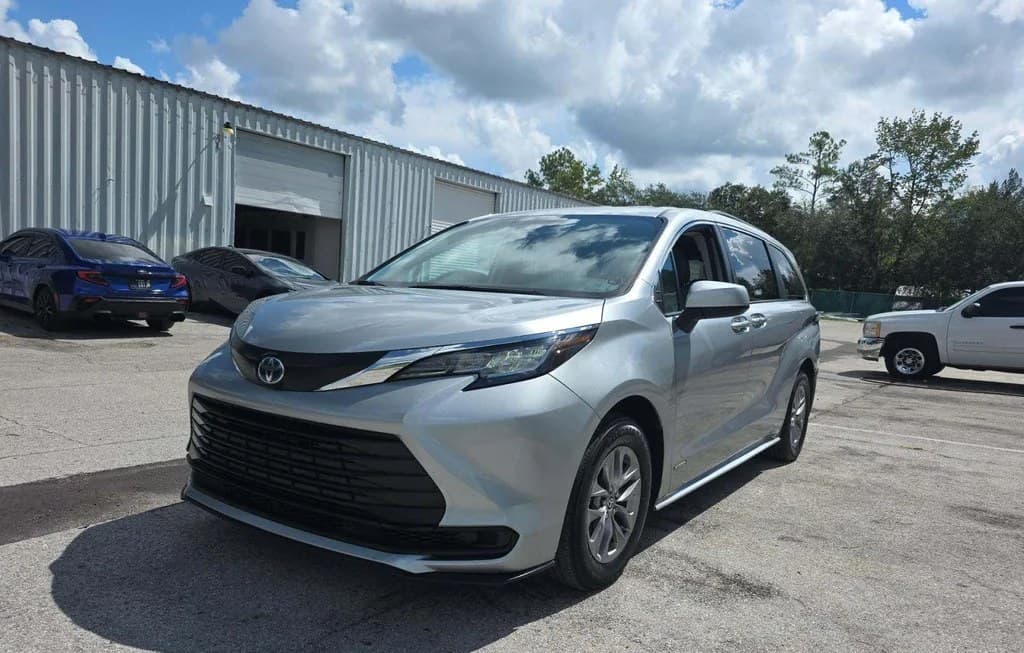 2021 TOYOTA SIENNA LE 8-PASSENGER 120.5" WB