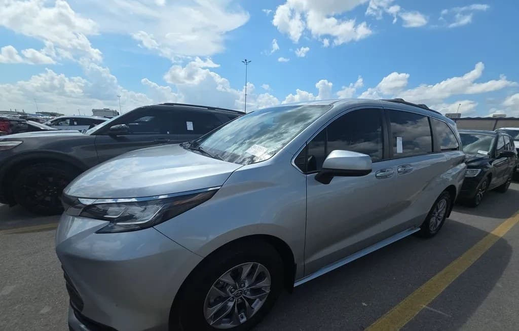 2022 TOYOTA SIENNA LE 8-PASSENGER 120.5" WB