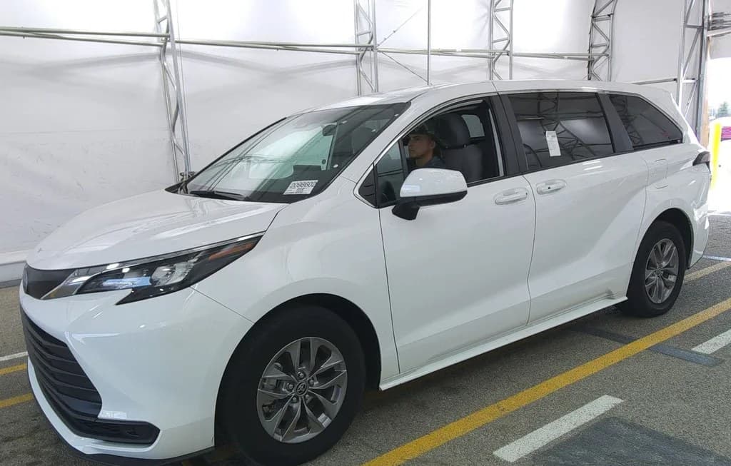 2025 TOYOTA SIENNA LE 8-PASSENGER 120.5" WB
