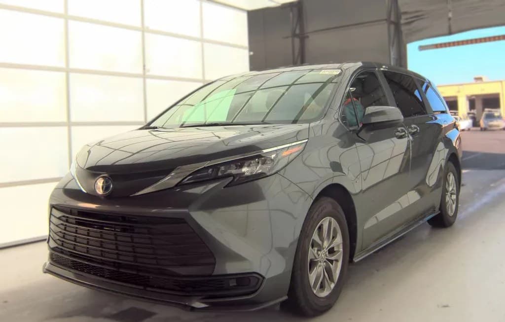 2025 TOYOTA SIENNA LE 8-PASSENGER 120.5" WB