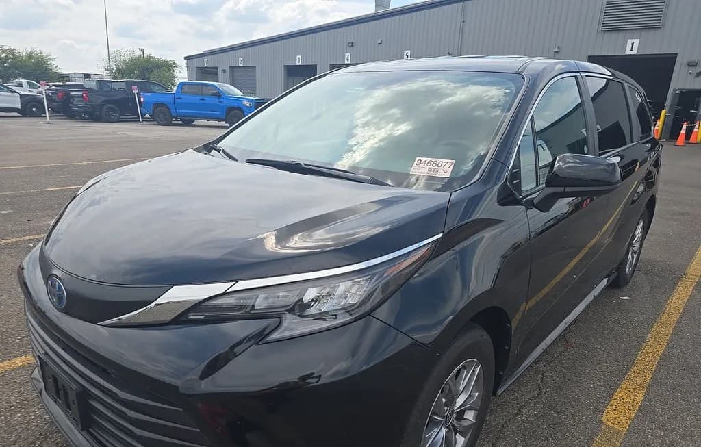 2025 TOYOTA SIENNA LE 8-PASSENGER 120.5" WB