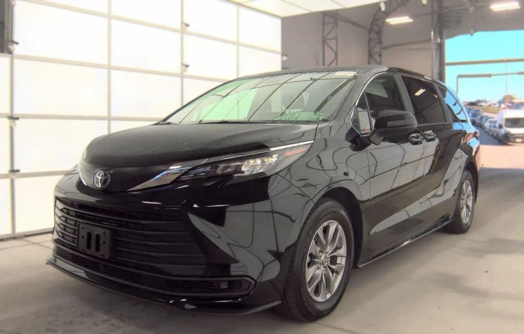 2025 TOYOTA SIENNA LE 8-PASSENGER 120.5" WB