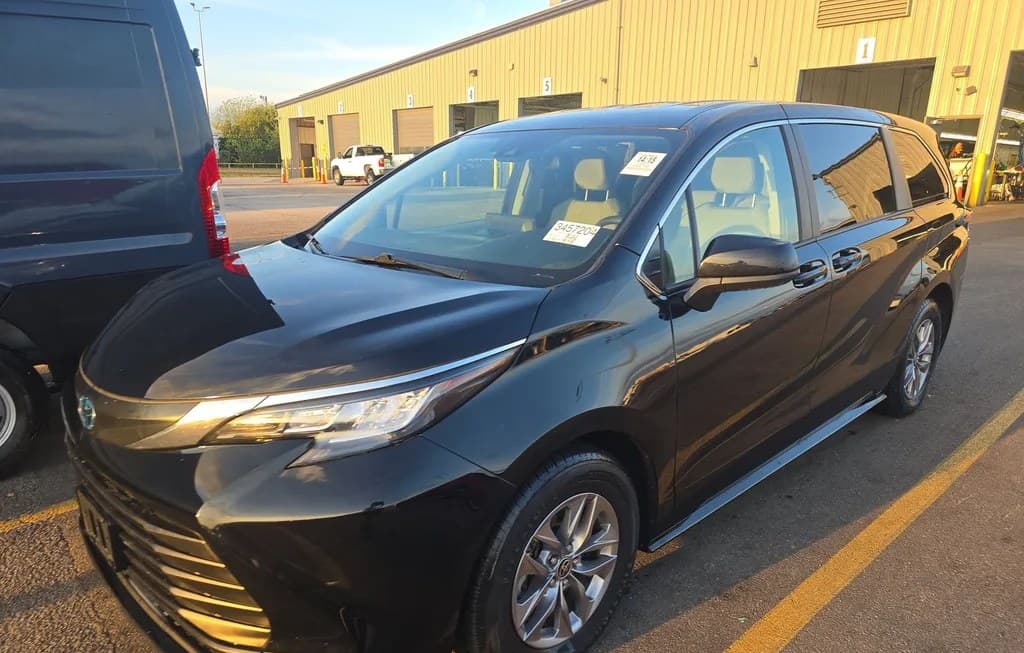 2023 TOYOTA SIENNA LE 8-PASSENGER 120.5" WB
