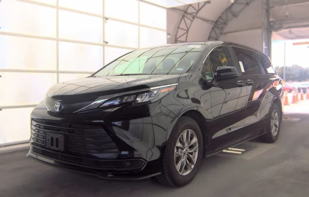 2025 TOYOTA SIENNA LE 8-PASSENGER 120.5" WB