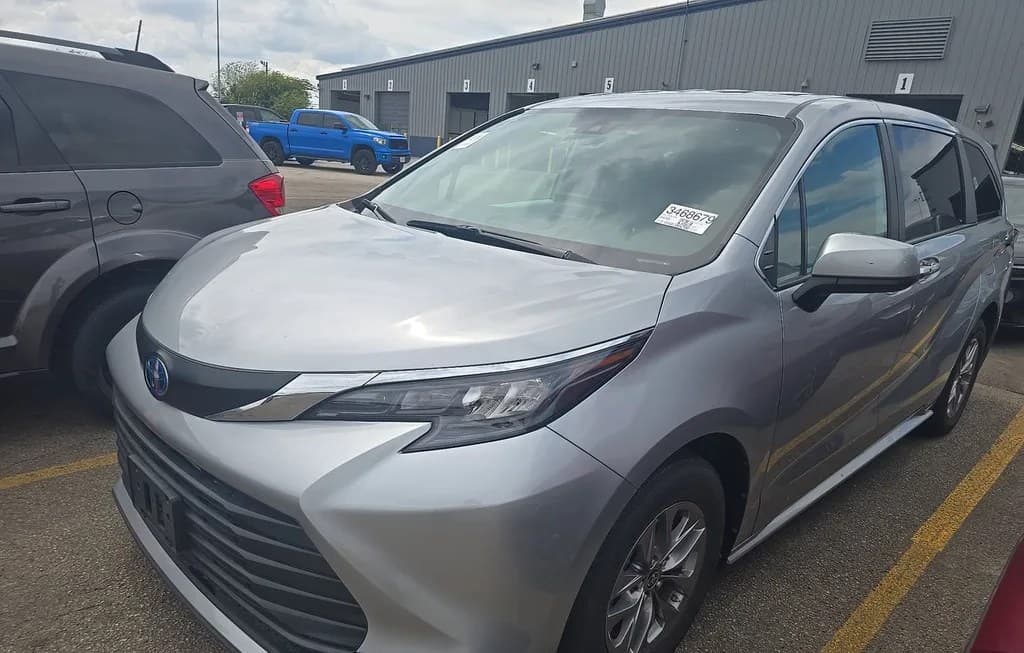 2025 TOYOTA SIENNA LE 8-PASSENGER 120.5" WB