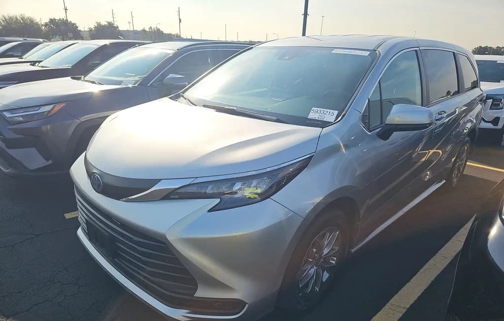 2025 TOYOTA SIENNA LE 8-PASSENGER 120.5" WB