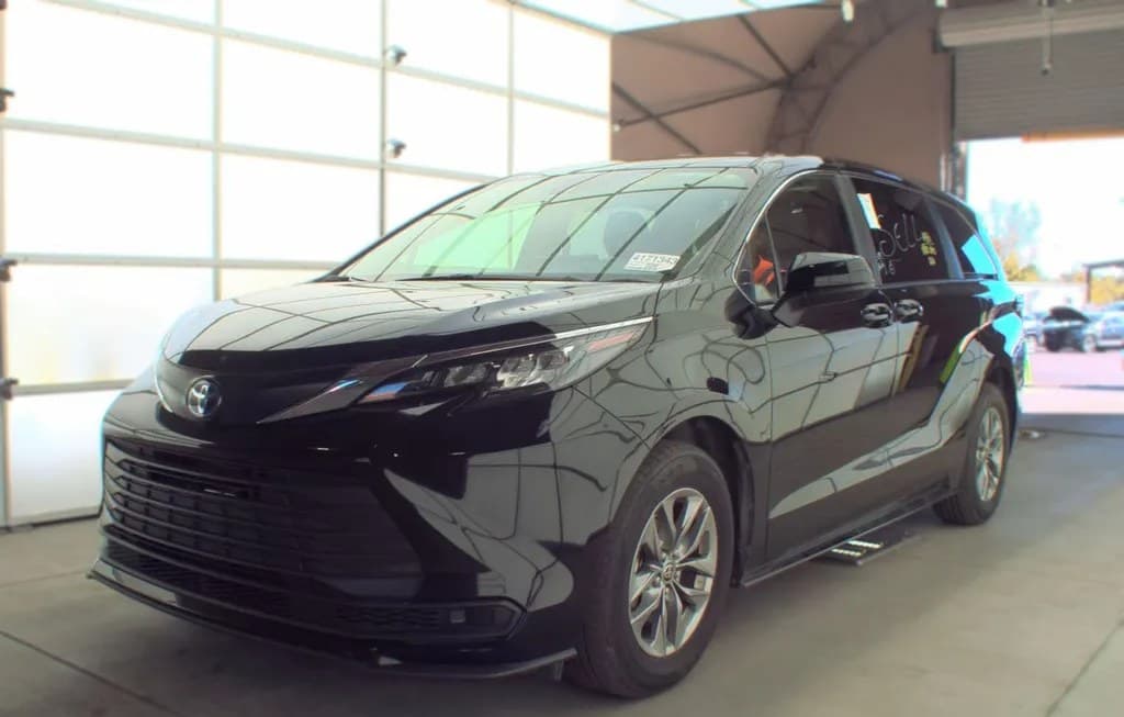 2025 TOYOTA SIENNA LE 8-PASSENGER 120.5" WB