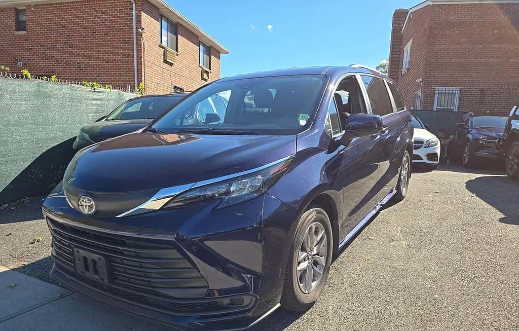 2025 TOYOTA SIENNA LE 8-PASSENGER 120.5" WB