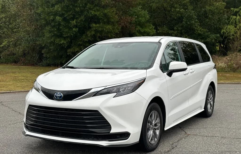 2025 TOYOTA SIENNA LE 8-PASSENGER 120.5" WB