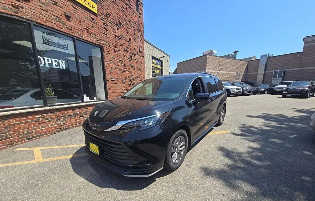 2024 TOYOTA SIENNA LE 8-PASSENGER 120.5" WB